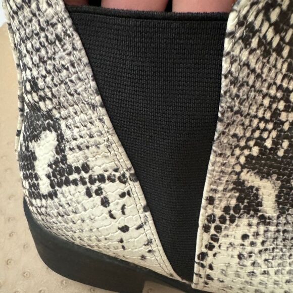 Steve Madden Jerry Chelsea Ankle Boots - Picture 4 of 8